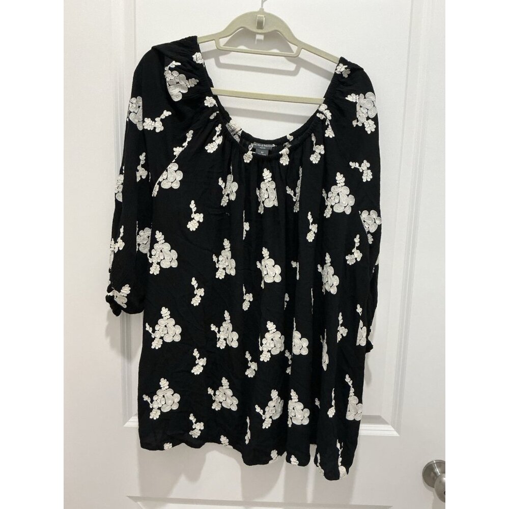 Chelsea & Theodore Top 2X Women's Black White Embroidery 3/4 Sleeve